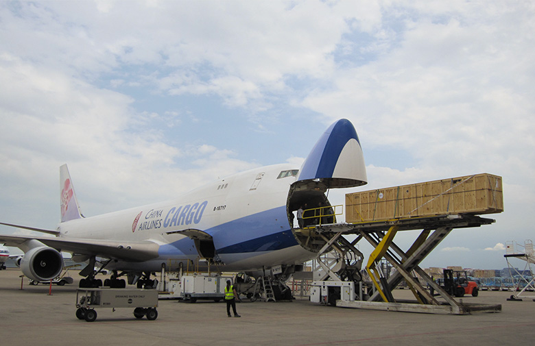 china-airlines-cargo-plane-loading-wooden-crate