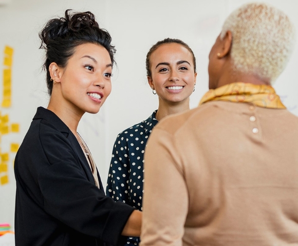 scan-global-logistics-team-collaboration-office