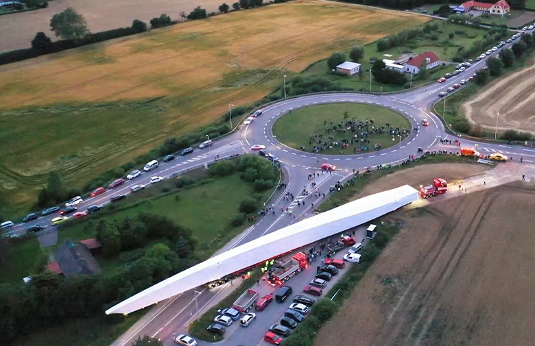 oversized-wind-turbine-blade-transport