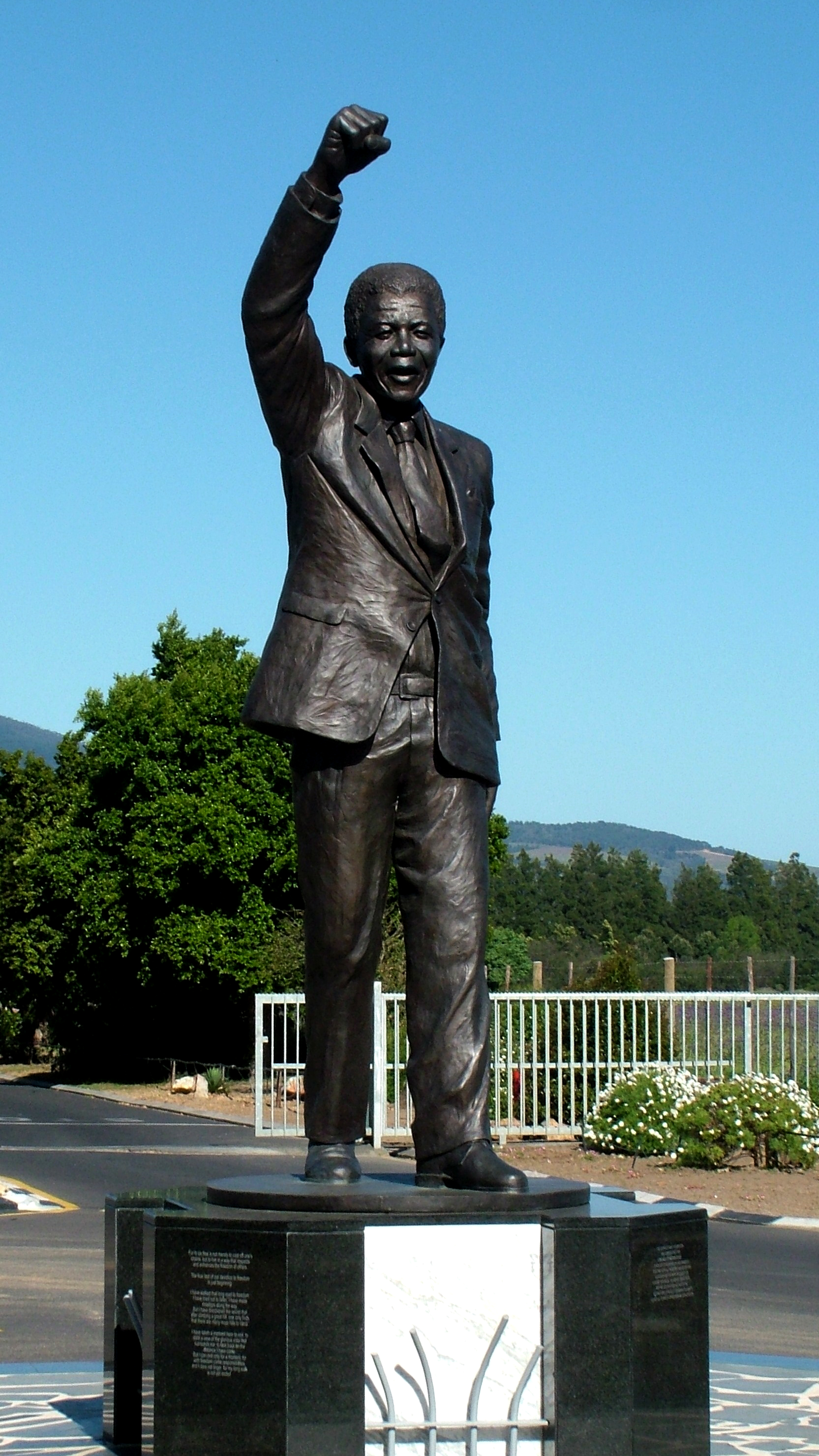 nelson-mandela-statue-full-view
