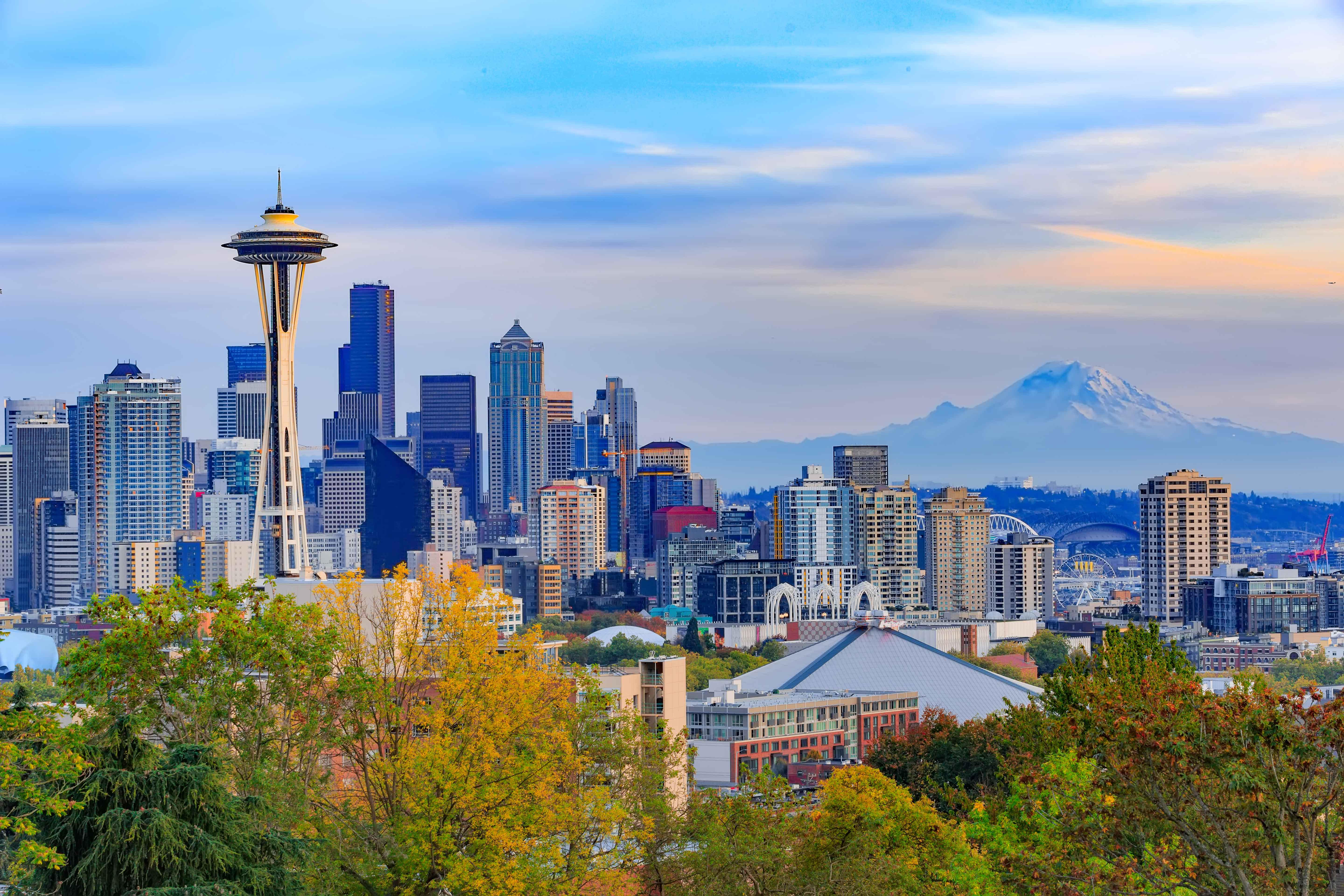 seattle-skyline-space-needle-mount-rainier